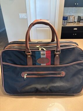 Vintage Lark expandable carry on suite case Black with 3 sections